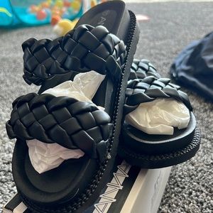 All black slides (I guess you call them)